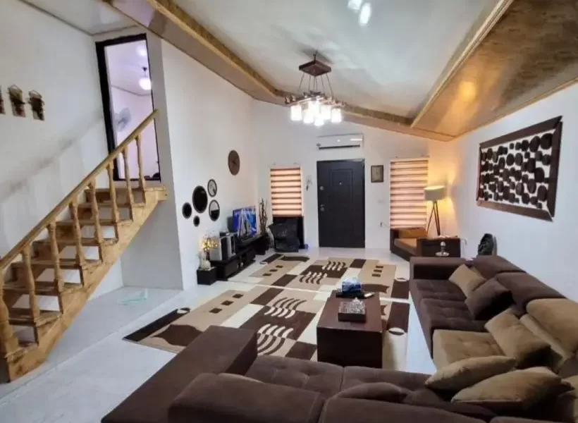 مبلمان قهوه ای رنگ و راپله دوبلکس سالن نشیمن ویلا در شیرگاه