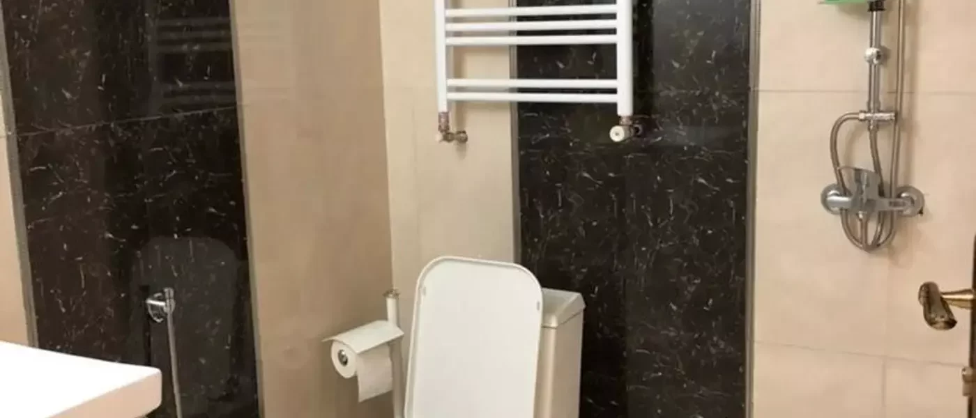 دوش و توالت فرنگی و روشویی سرویس بهداشتی آپارتمان در قائم شهر