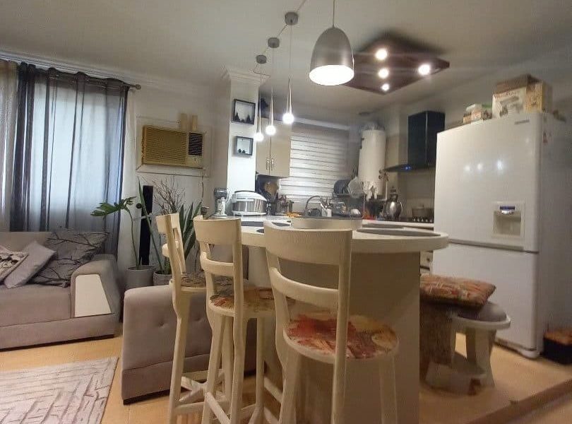 آشپزخانه با صندلی های چوبی کرم پایه بلند و لوستر آویز ویلا در بهنمیر 94565