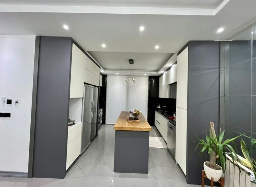 آشپزخانه با کابینت های ام دی اف مدرن و جزیره آپارتمان در پل سفید 86526