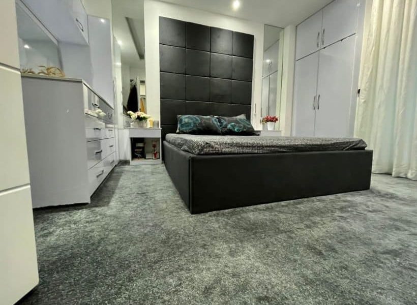 کمد دیواری بزرگ و آینه کاری روی دیوار اتاق خواب و نورپردازی لایت آپارتمان در پل سفید 56522