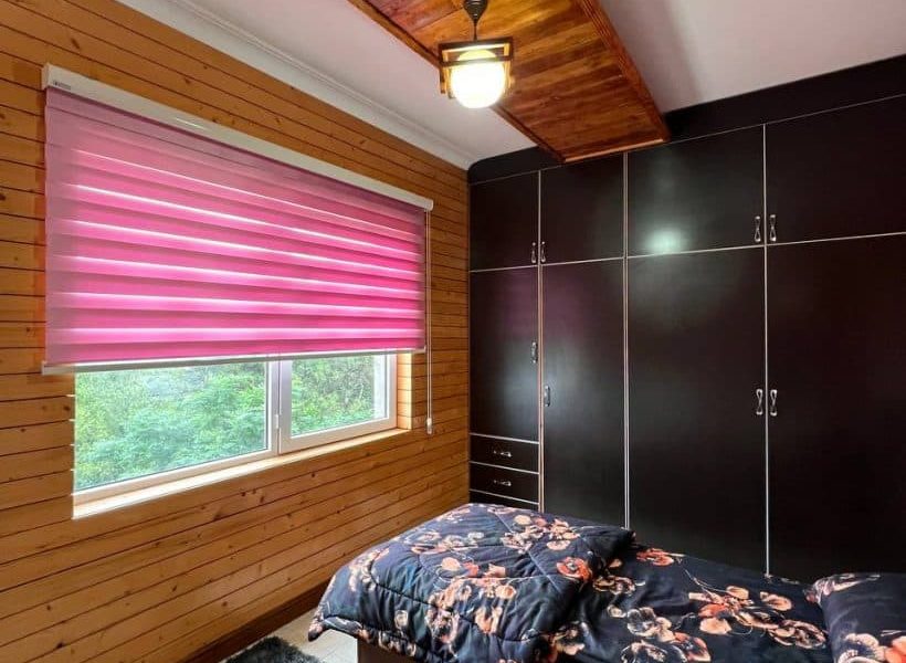 اتاق خواب با پنجره دوجداره نورگیر و پرده کرکره ای آپارتمان در زیرآب 59595