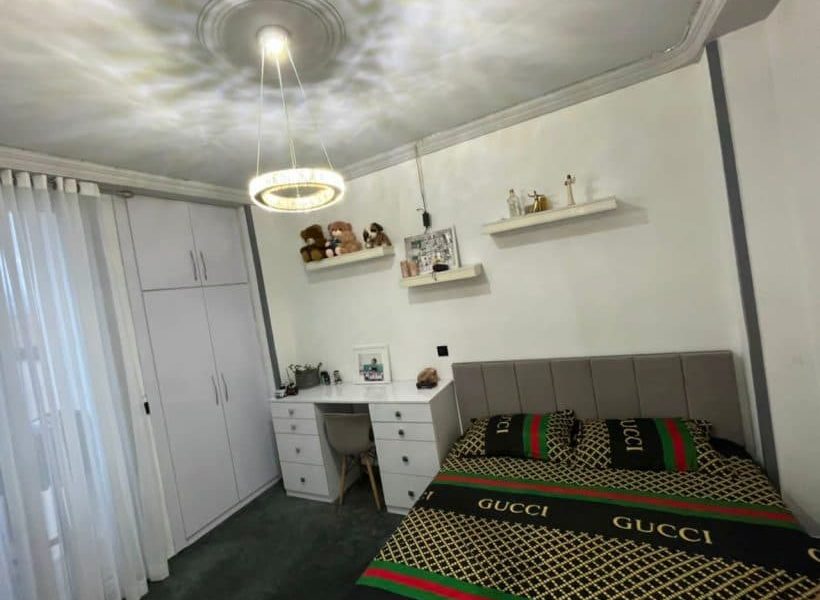 شلف های تزیینی و پنجره نورگیر و لوستر سقفی آپارتمان در پل سفید 84612