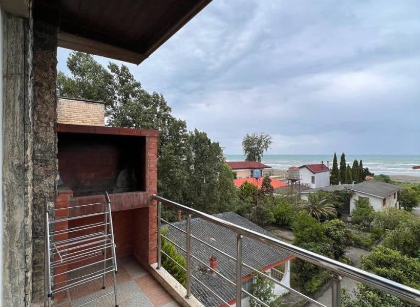 تراس با محافظ فلزی و باربیکیو آپارتمان در زیرآب 95562