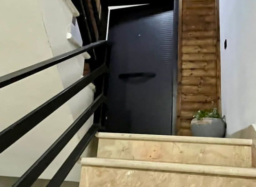 درب ورودی ضد سرقت و دیوارپوش کنار آن چوب آجرچین شده آپارتمان در پل سفید 84562