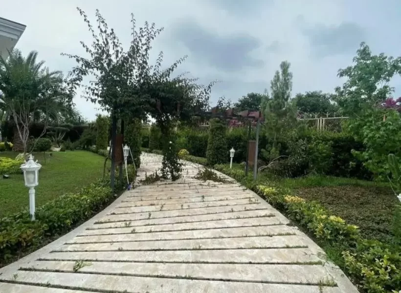 راهرو محوطه از پوشش سنگ با چراغ های پایه دار ویلا در بابلسر 94641