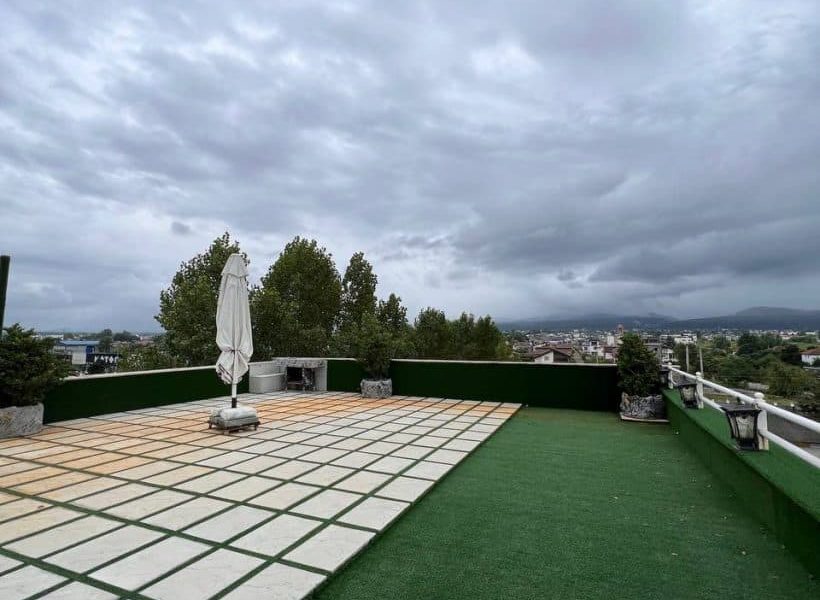 روف گاردن با کفپوش چمن مصنوعی و سنگ و گلدون های شیک اطراف آن آپارتمان در زیرآب 62625