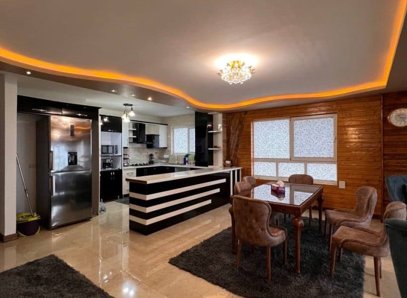طراحی نورهای هالوژنی در آشپزخانه و پنجره نورگیر آپارتمان در زیرآب 59556