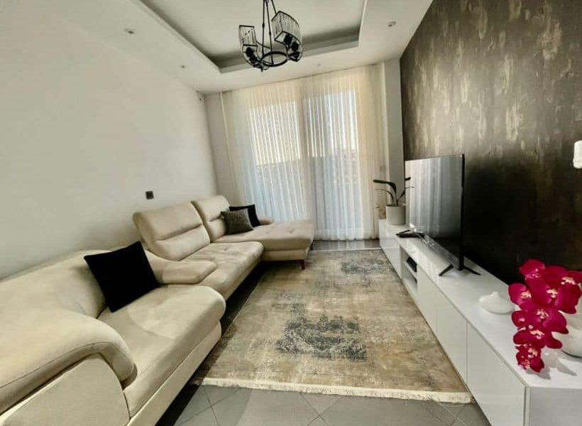 پنجره نورگیر بزگ و کاغذ دیواری شیک آپارتمان در پل سفید 985626