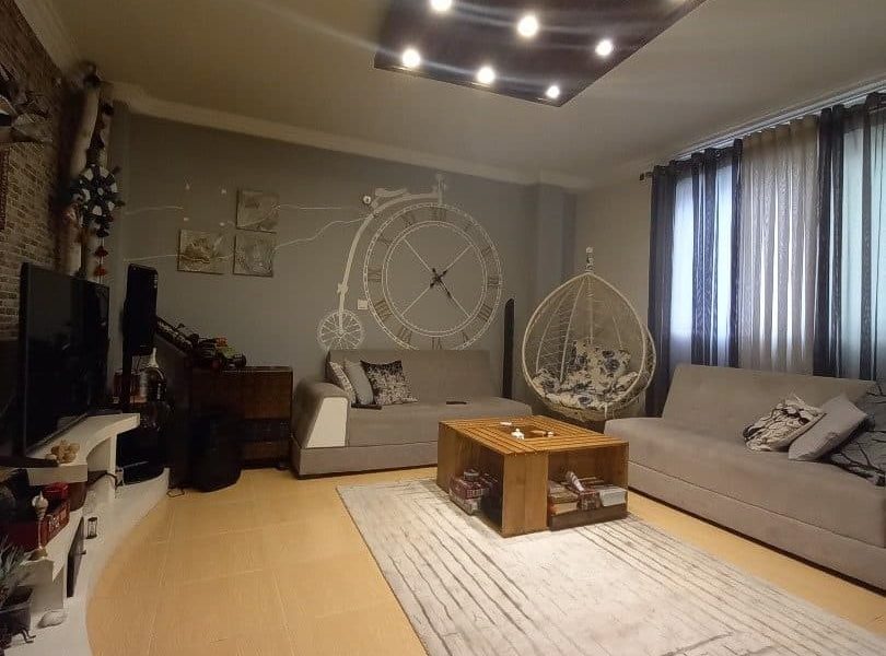 تاب ریلکسی و ساعت مدرن روی دیوار با تابلوهای شیک ویلا در بهنمیر 55625