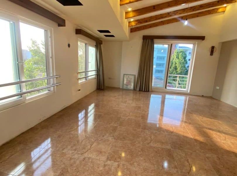 سالن پذیرایی با پنجره های نورگیر و محافظ فلزی آپارتمان در قائمشهر 95646