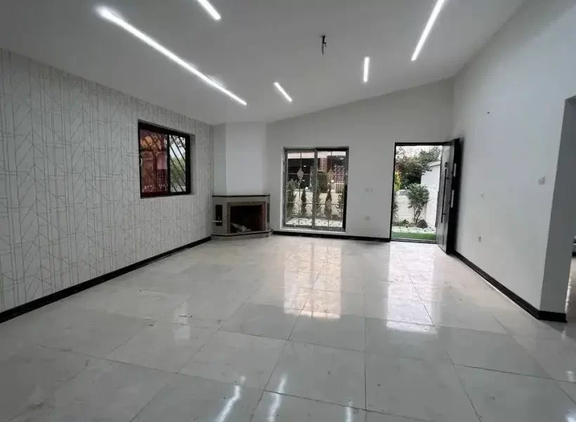 سالن پذیرایی باکفپوش سرامیک و شومینه آجرنما ویلا در سوادکوه 94556