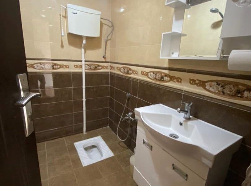 سرویس بهداشتی با کفپوش سنگ و دیوارهای سرامیک شده طرحدار آپارتمان در قائمشهر 95656