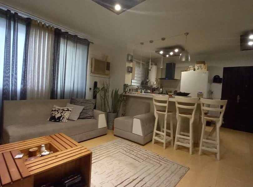 سقف کاذب نورپردازی هالوژن و لوسترهای سقفی و میز وسط چوبی ویلا در بهنمیر 96526