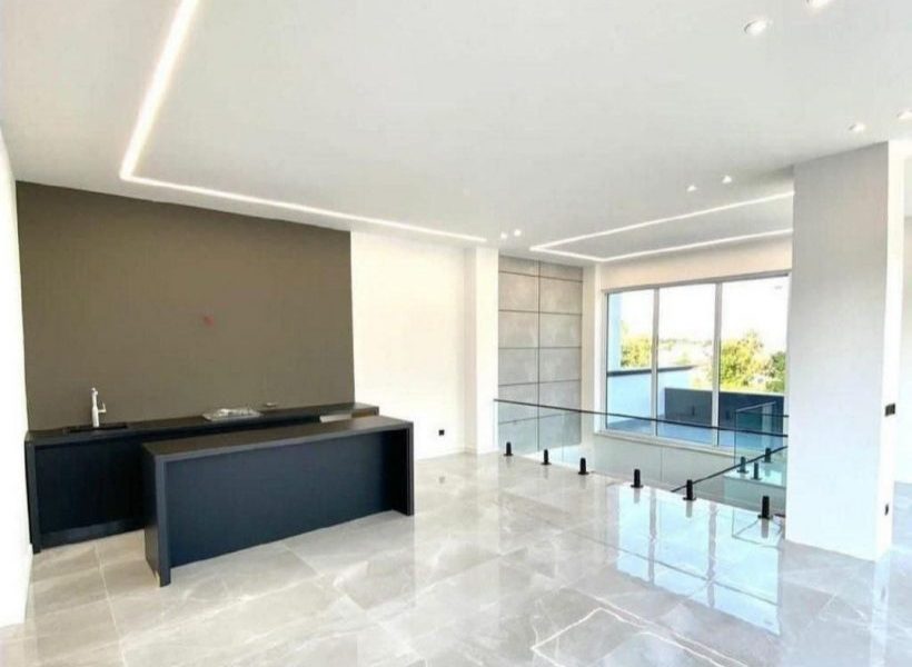 طبقه بالا سالن با درب تراس بزرگ شیشه ای و سینک و شیرآلات ویلا در مشهدی کلا 955262