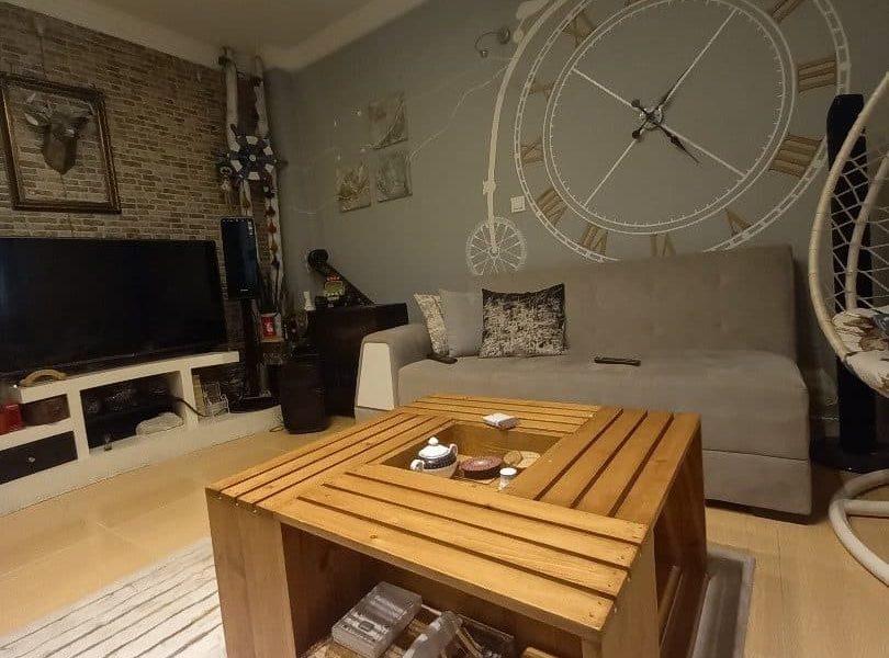 سالن نشیمن با دیوارپوش سنگی و کفپوش سرامیک ویلا در بهنمیر 956526