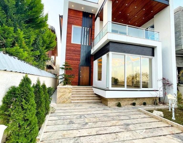 نمای بیرونی با متریال چوب وسنگ ویلا در بابل