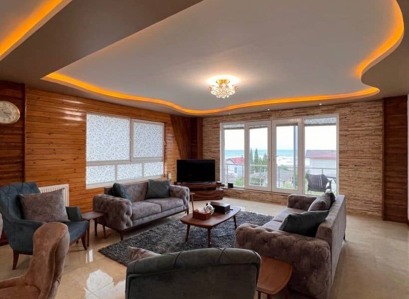 سالن نشیمن با دیوار پوش های چوبی آپارتمان در زیرآب 942626