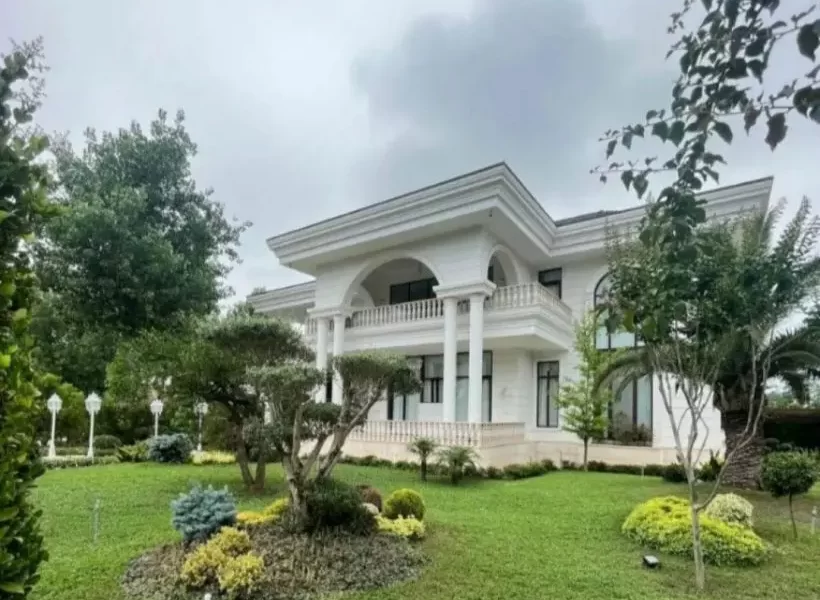 نمای رومی سفید با درختان طبیعی و بزرگ ویلا در بابلسر 94656