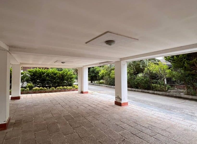 پارکینگ با باغچه های بزرگ تزیین شده آپارتمان در زیرآب 84848