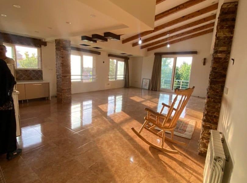 سالن پذیرایی با طراحی چوب روی سقف آپارتمان در قائمشهر 9556262