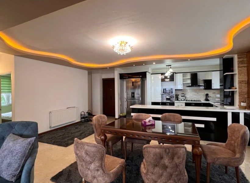 میزناهارخوری شش نفره و لوستر های جشبیده به سقف آپارتمان در زیرآب 9595