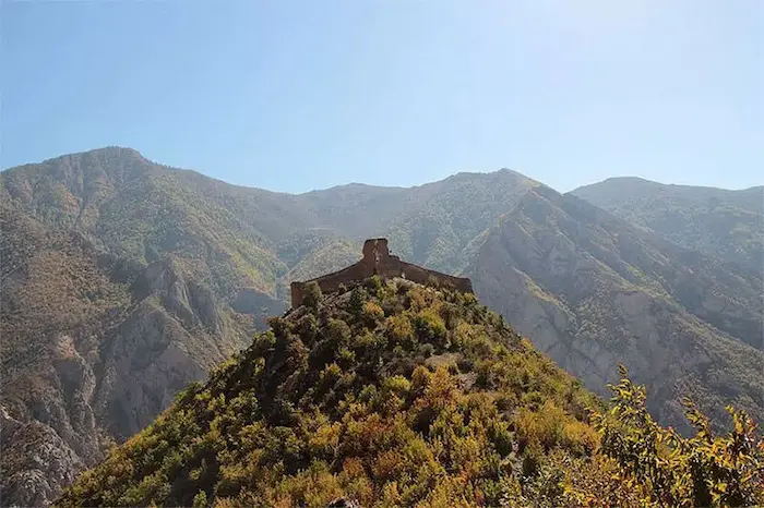 قلعه بلند مرتبه در دل کوهستان پاییزی در سوادکوه 45641687457