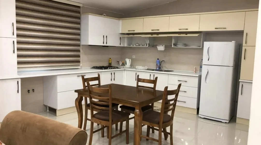 آشپزخانه، یخچال میز و صندلی وکابینت های ام دی اف آپارتمان در بابل 48566746