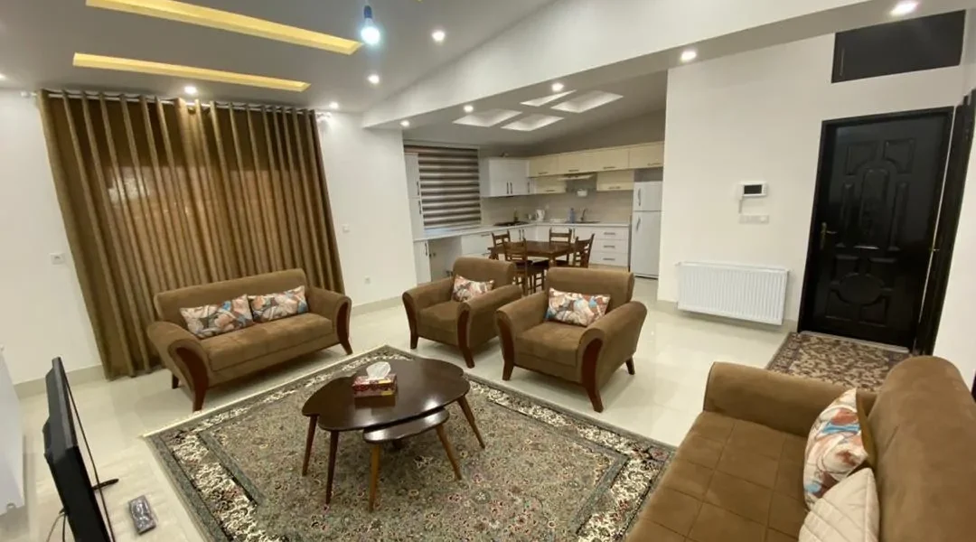 اتاق پذیرایی با مبلمان، فرش، ایفون تصویری و شوفاژ آپارتمان در بابل 591264644