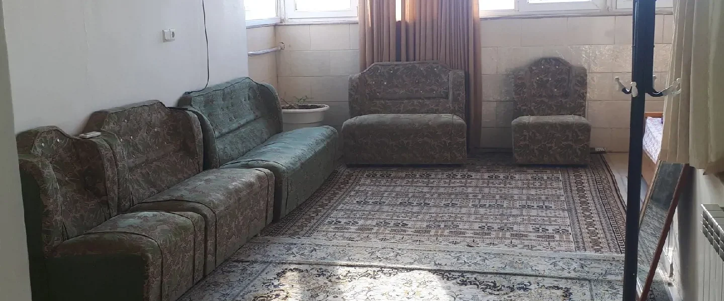 اتاق پذیرایی با مبلمان، فرش، و نورگیر آپارتمان در بابلسر 591264644