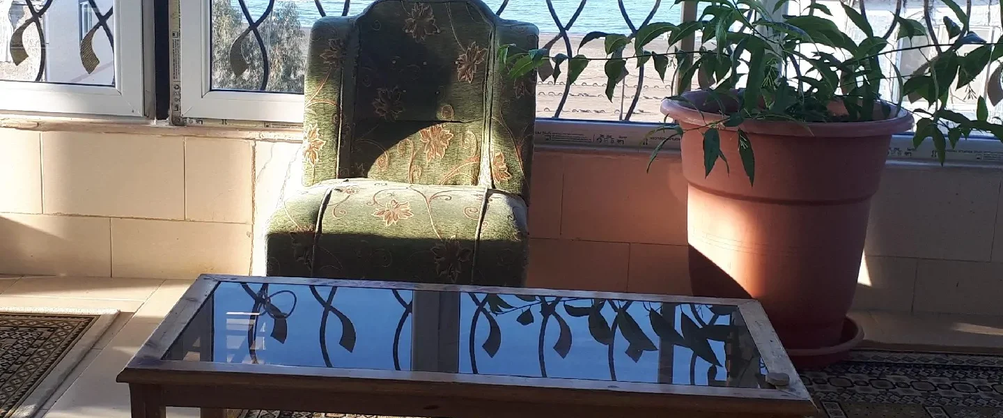 تراس روبه دریا وصندلی گذاشته شده در تراس آپارتمان در بابلسر 41564