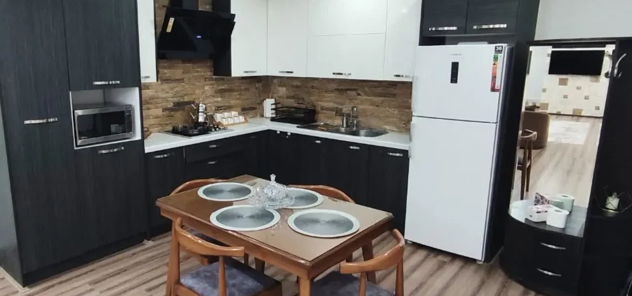آشپزخانه با میز غذاخوری و یخچال ویلا در بابلسر 41564