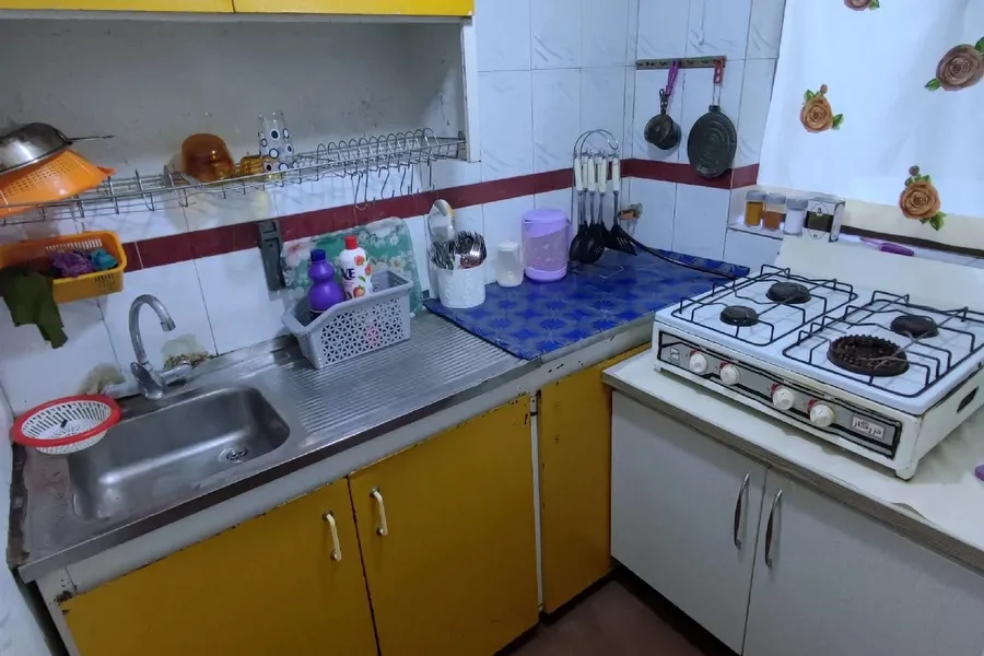 آشپزخانه با کابینت های زرد و اجاق گاز ویلا در بابل 5644