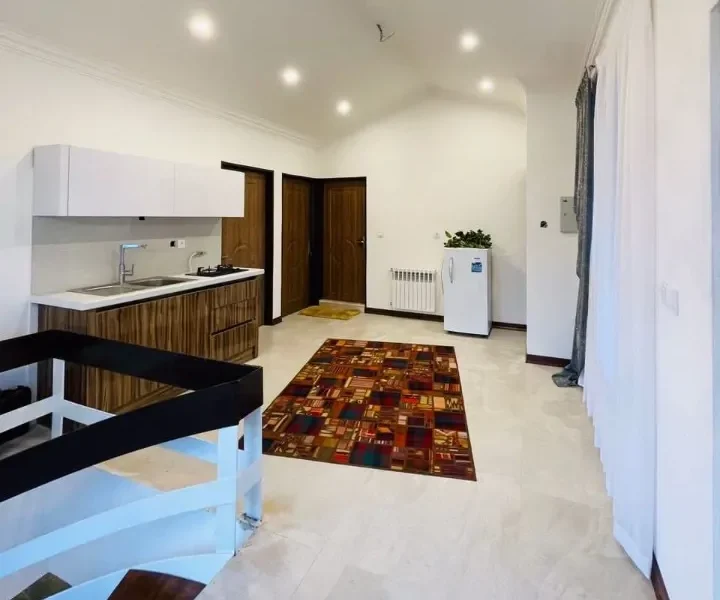 آشپزخانه با یخچال و کابینت های ام دی اف و درب های چوبی ویلا در بابل 5644