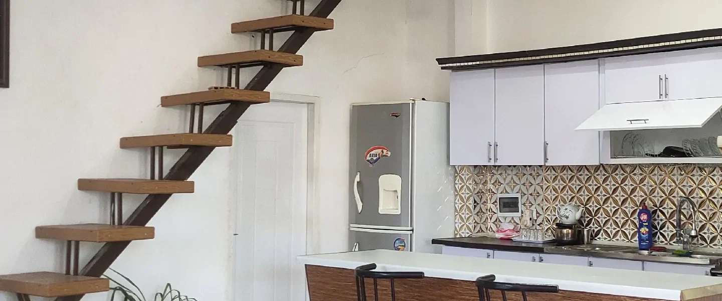 آشپزخانه و پله های طبقه همکف خانه ویلایی در بابل 47658