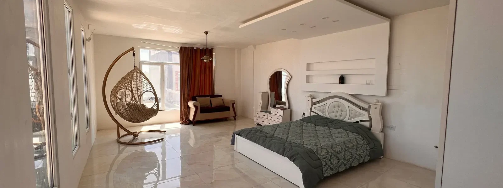 اتاق خواب با تخت 2 نفره و کفپوش سرامیکی و تاب ریلکسی ویلا در سوادکوه 41568