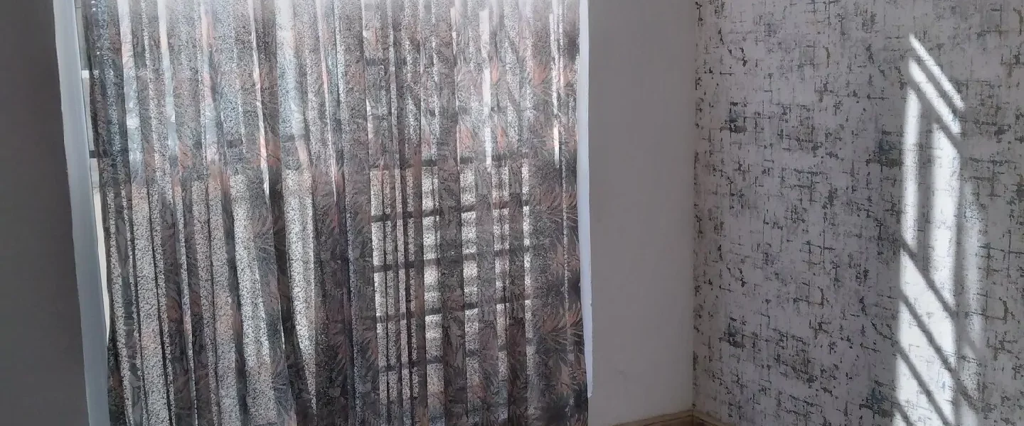 اتاق خواب با نورگیر و پرده های آپارتمان در بابلسر 415641