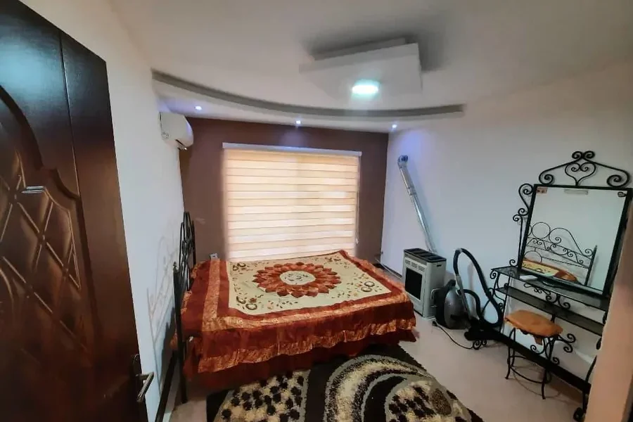 اتاق خواب فرش شده به همراه تخت دو نفره ویلا در بابلسر 45684