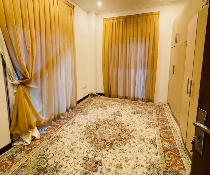 اتاق خواب فرش شده به همراه نورگیر و کمد دیواری های ویلا در بابل 14568