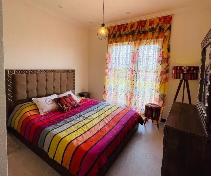 اتاق خواب مستر به همراه تخت دو نفره و نورگیر ویلا در بابل 15436