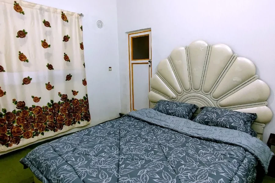 اتاق مستر با تخت دو نفره و درب حمام و سرویس بهداشتی ویلا در بابلسر 415648