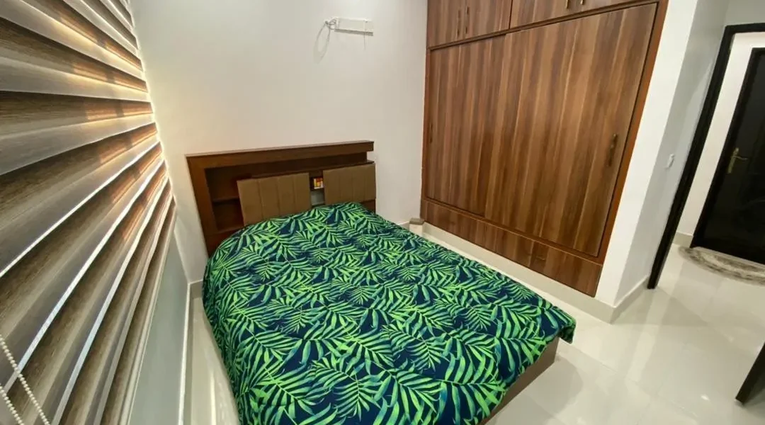 اتاق مستر به همراه تخت دو نفره و کمد دیواری آپارتمان در بابل 415645