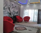 اتاق پذیرایی با مبلمان قرمز و فرش شده و کاغ دیواری آپارتمان در بابلسر 5453541