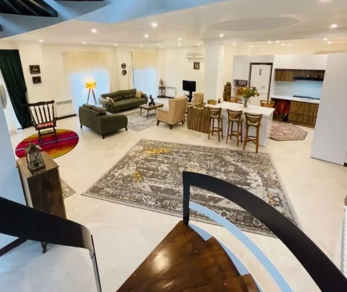 اتاق پذیرایی به همراه مبلمان فرش شده و آشپزخانه ویلا در بابل 5645