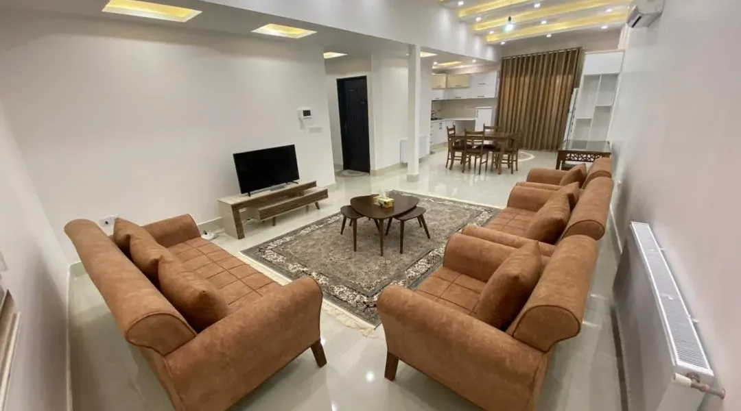 اتاق پذیرایی به همراه مبلمان کرم و تلوزیون رو میزی آپارتمان در بابل 56484