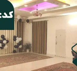 اتاق پذیرایی فرش شده با مبلمان و درب ورودی خانه ویلایی در بابل 485446