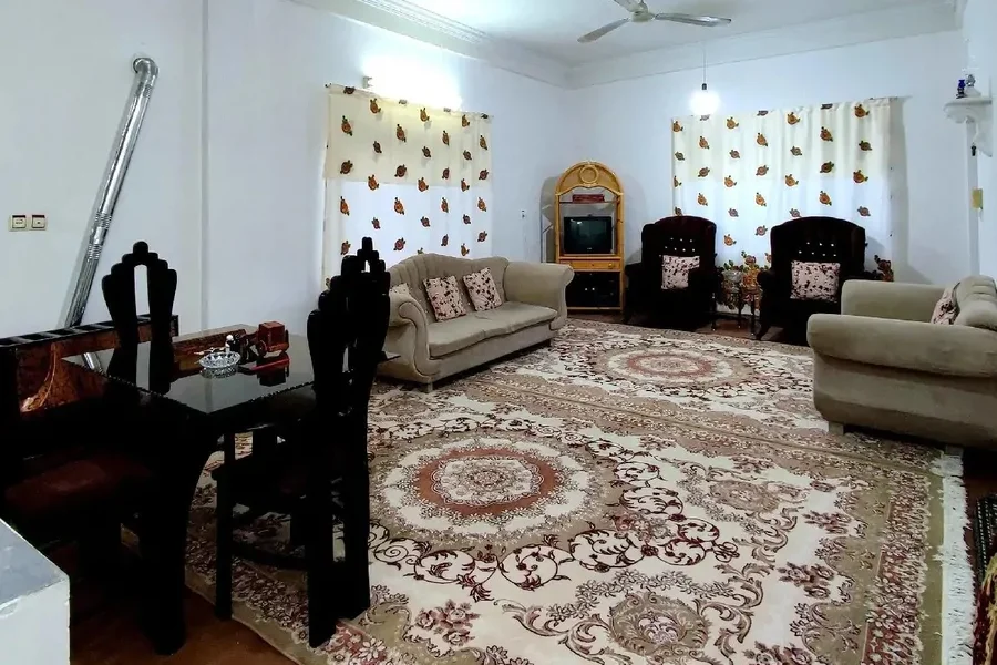 اتاق پذیرایی فرش شده با میز غاخوری ویلا در بابل 415644