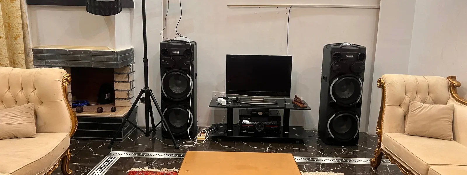 اتاق پذیرایی فرش شده و مبلمان و تلوزیون ویلا در سوادکوه 415684