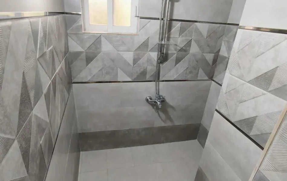 حمام و دوش به همراه دیوار های کاشی کاری شده ویلا در بابلسر 4156