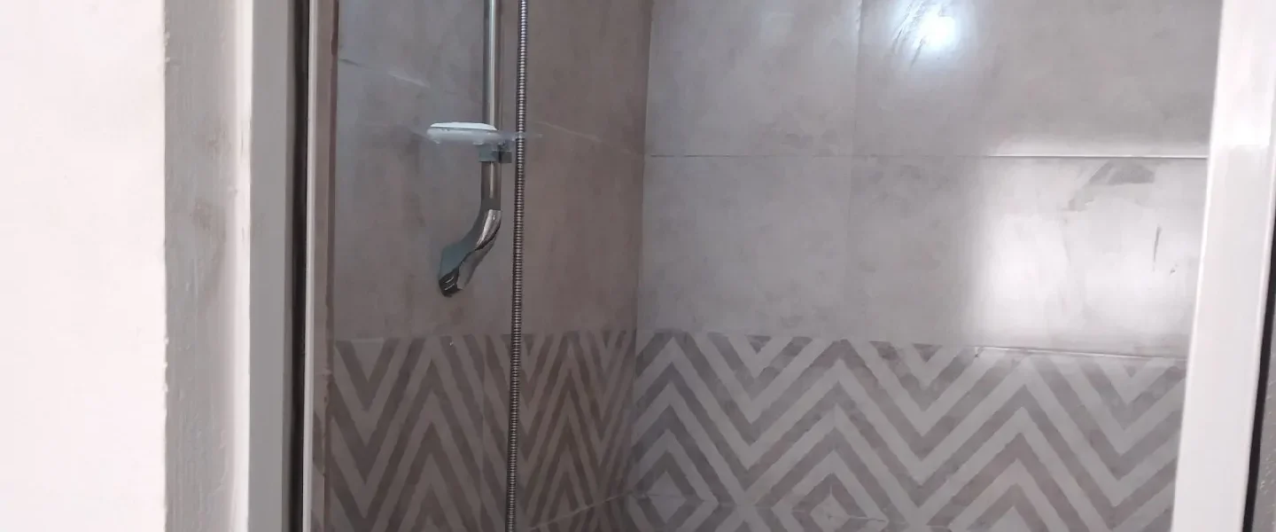 دوش حمام با دیوار های کاشی کاری شده آپارتمان در بابلسر 415641